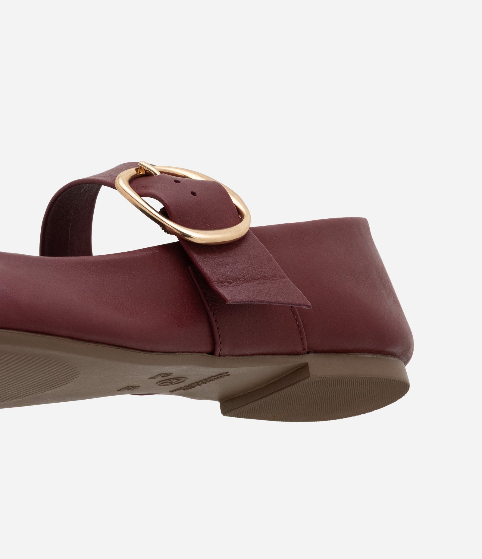 Sapatilha em Couro com Tira Afivelada Vinho 5