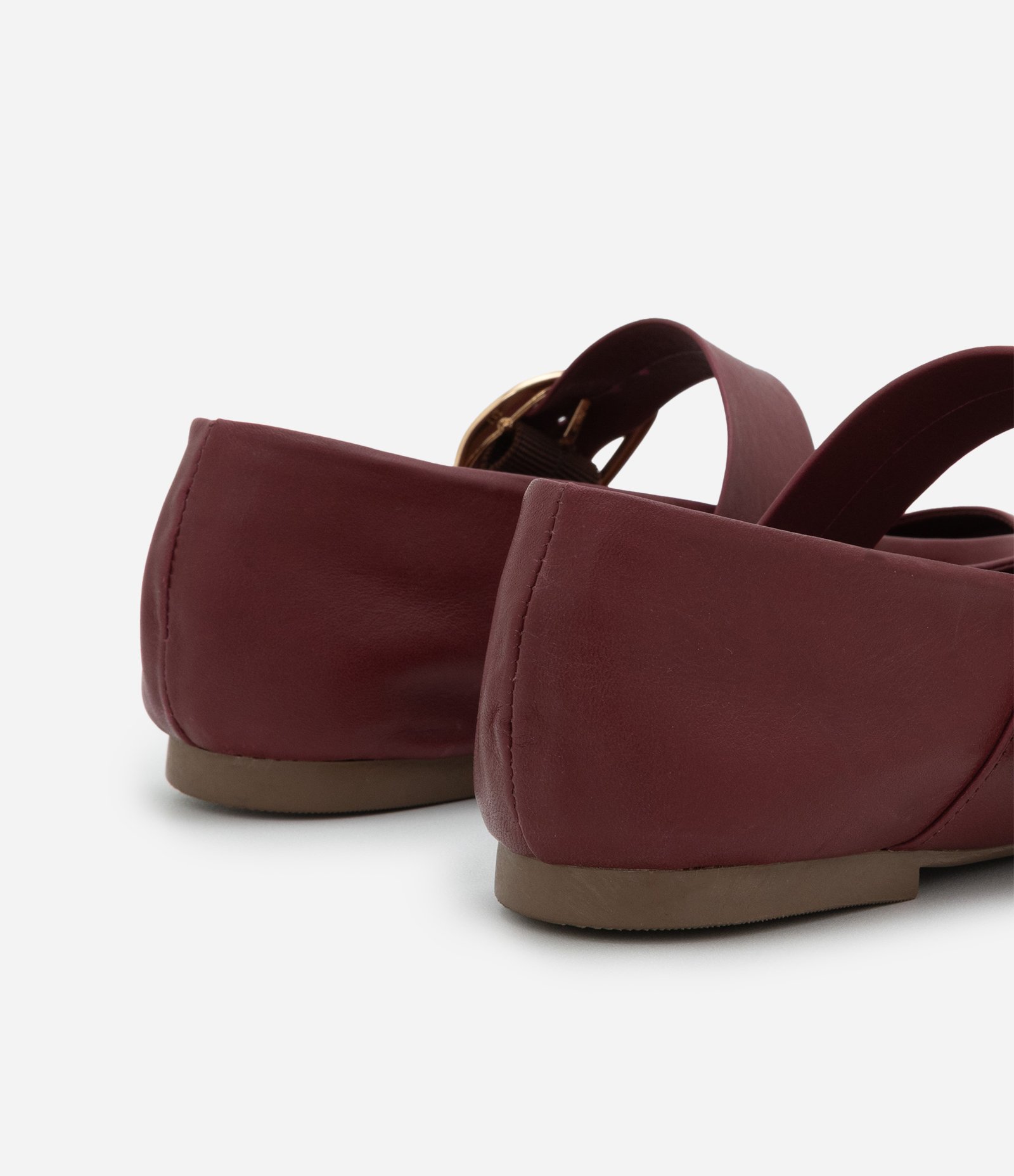 Sapatilha em Couro com Tira Afivelada Vinho 6