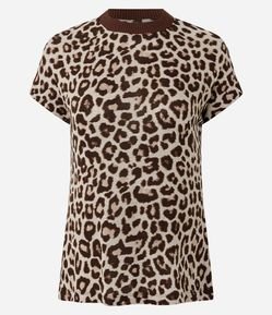 Camiseta Regular em Tricô com Gola Alta e Estampa Animal Print
