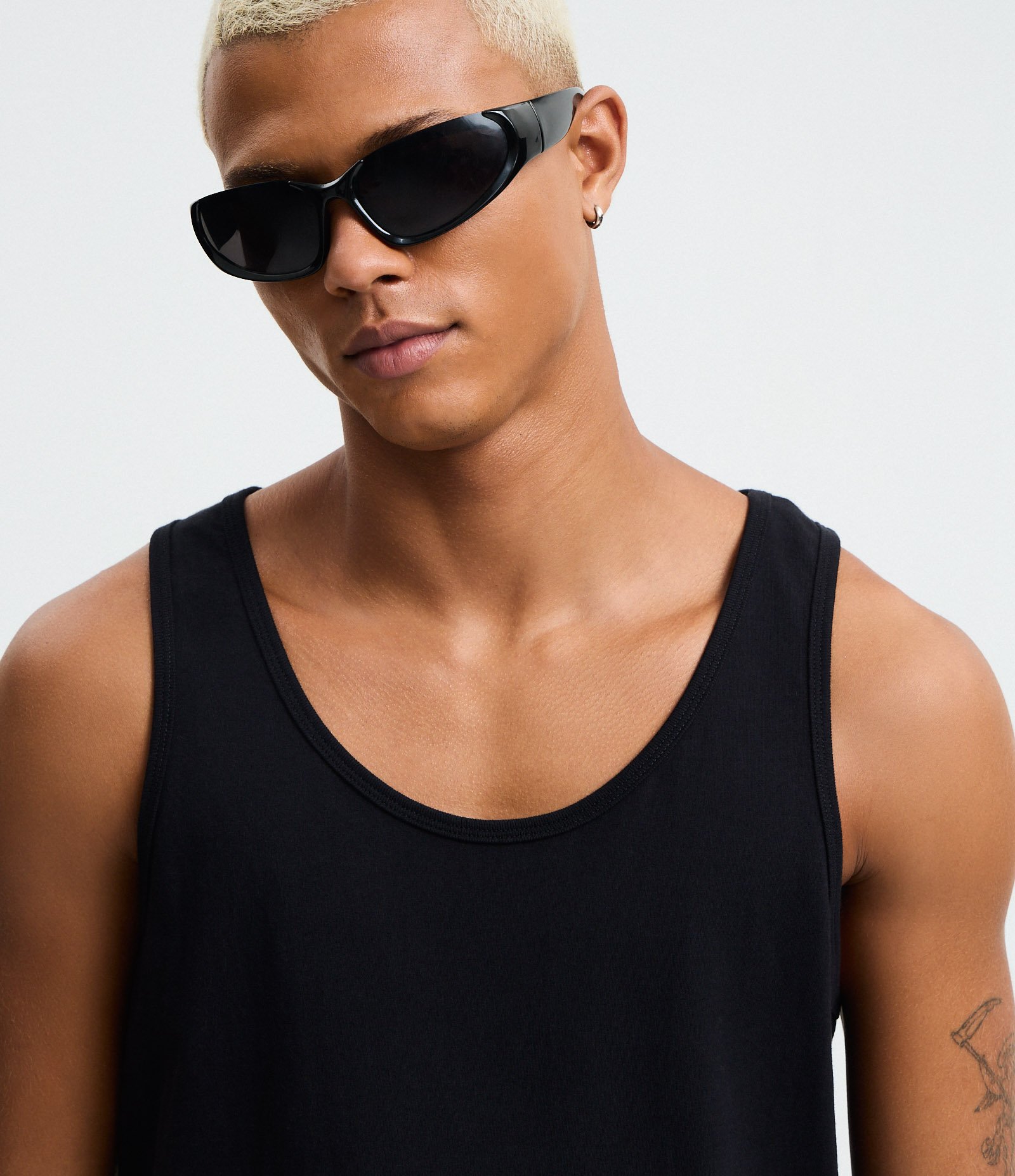 Regata Regular em Algodão com Gola Redonda Preto 4