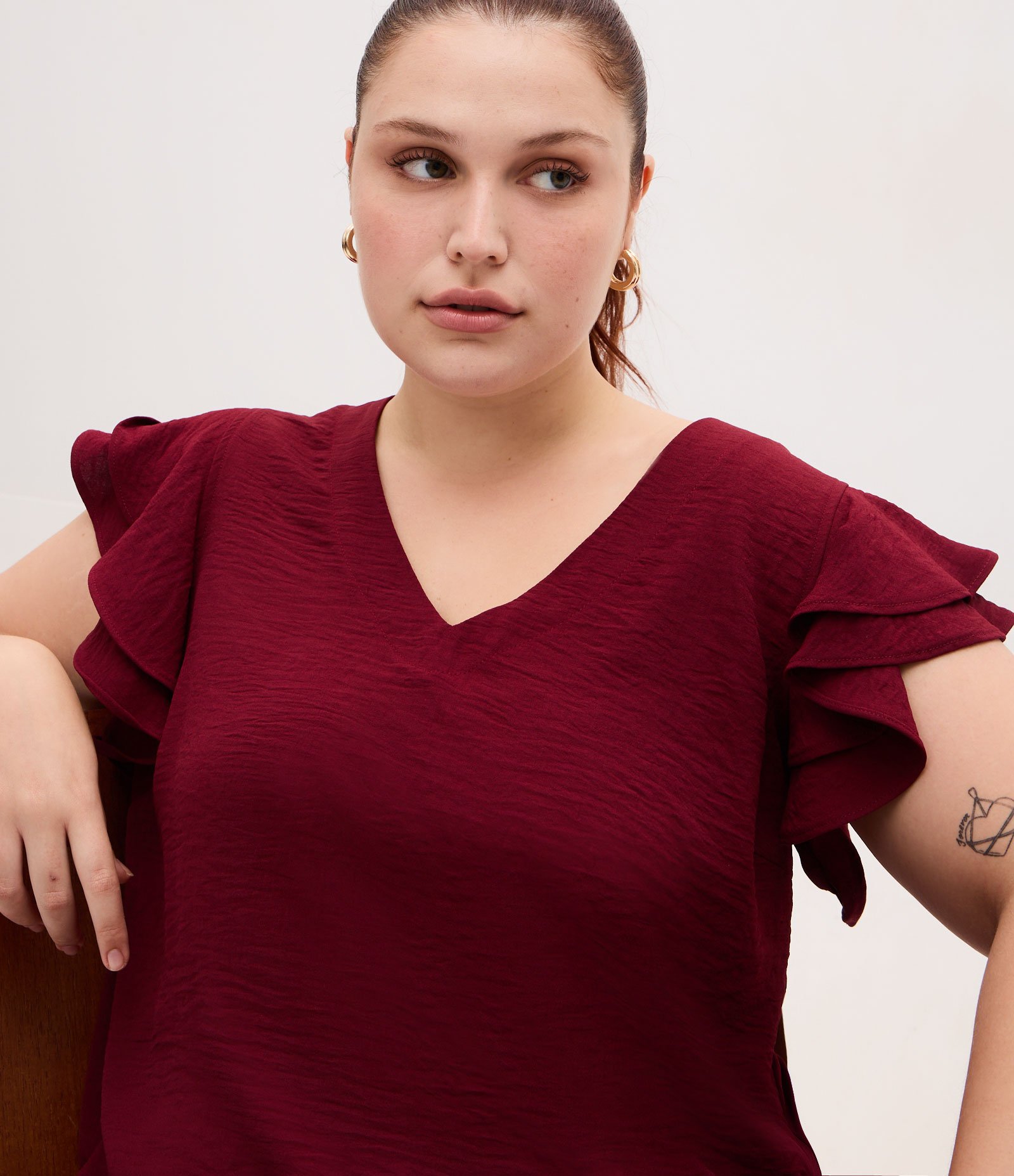 Blusa em Crepe com Babado Duplo no Ombro Curve & Plus Size Bordô 3
