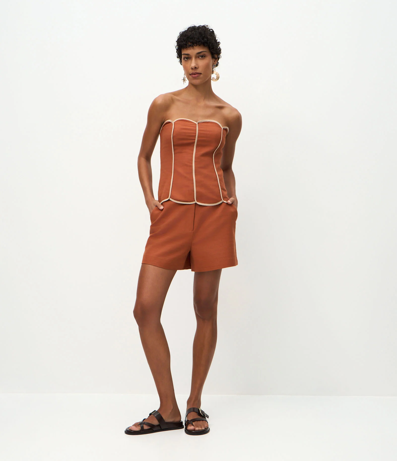 Short em Algodão com Cós Elástico e Passantes para Cinto Marrom 1