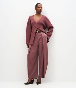 Calça Barrel Alfaiatada com Pregas Frontais e Cinto em PU
