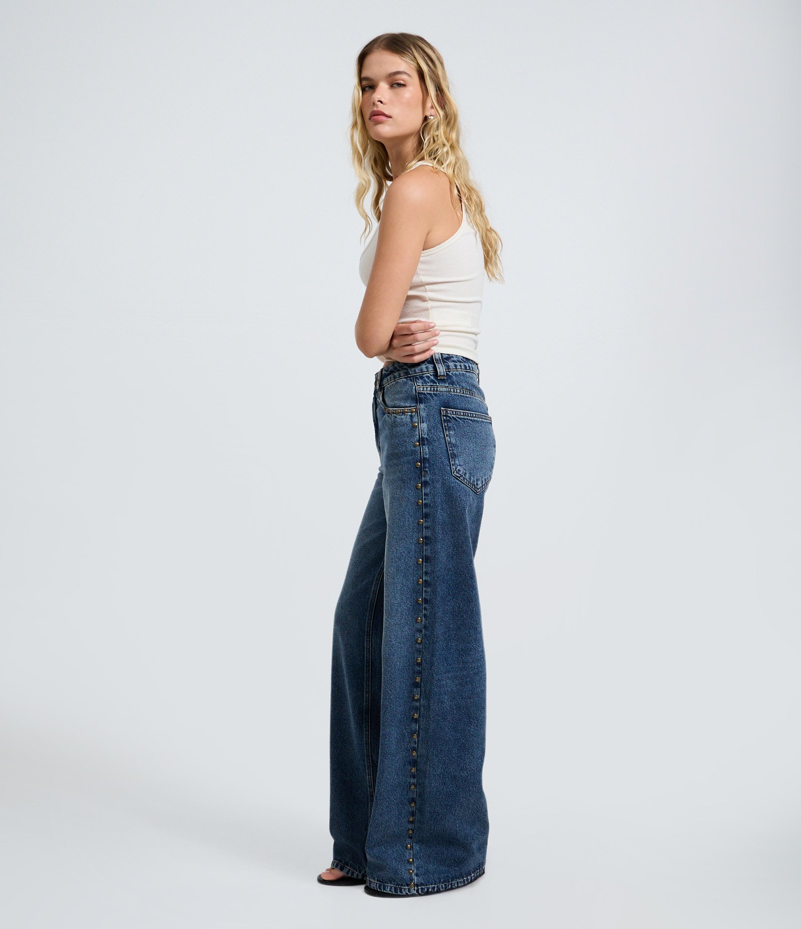 Calça Wide em Jeans com Tachas Laterais e Cintura Média Azul 1