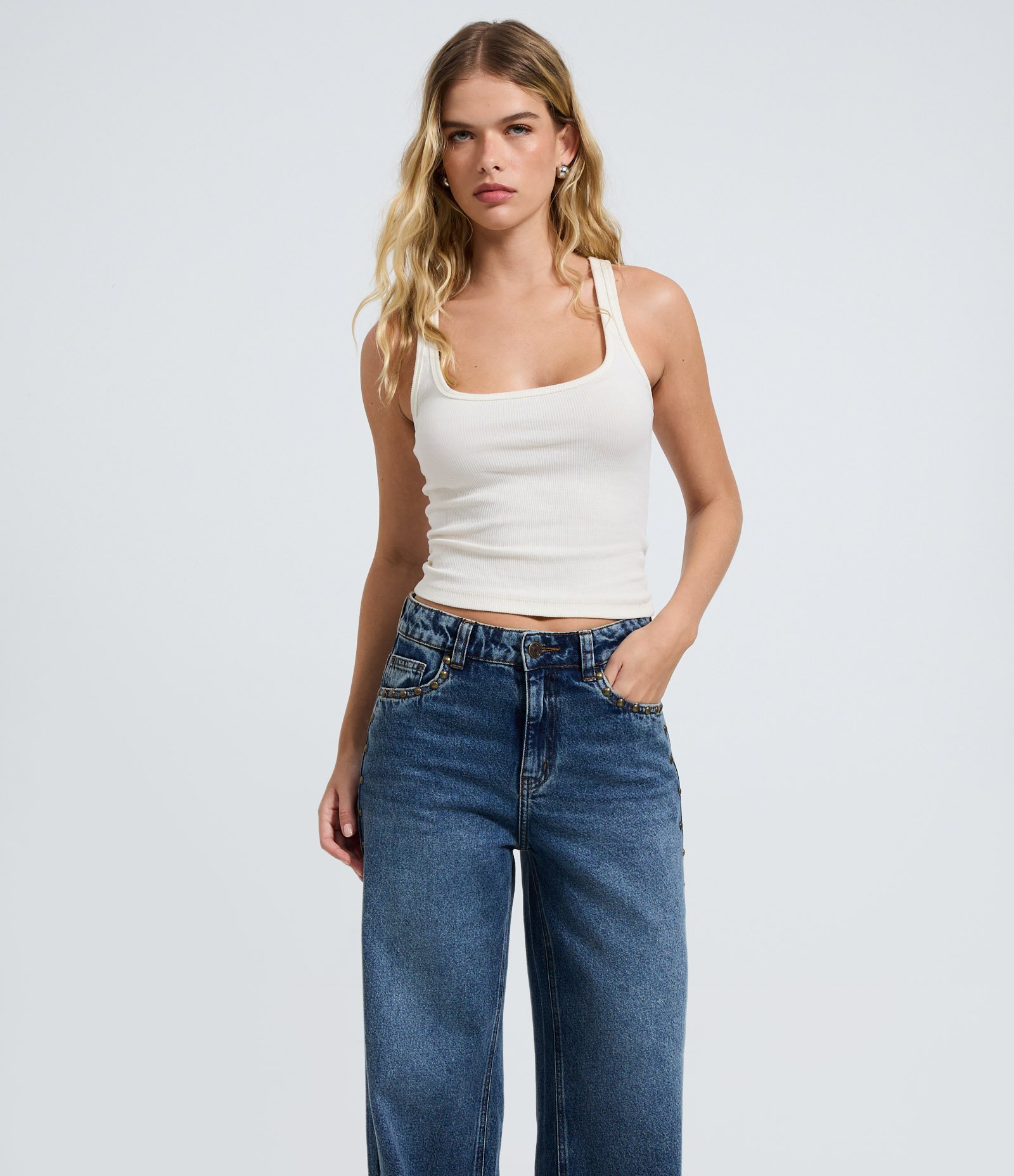 Calça Wide em Jeans com Tachas Laterais e Cintura Média Azul 2