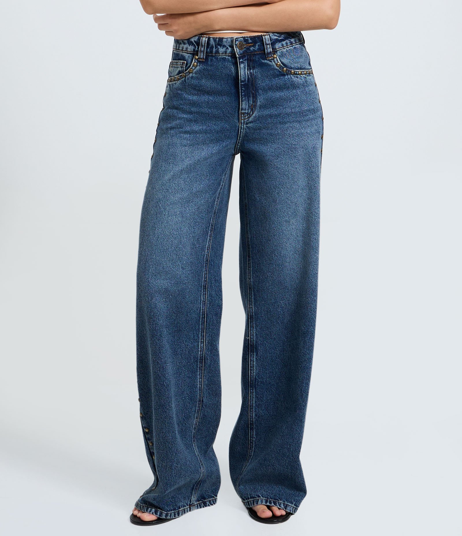 Calça Wide em Jeans com Tachas Laterais e Cintura Média Azul 3