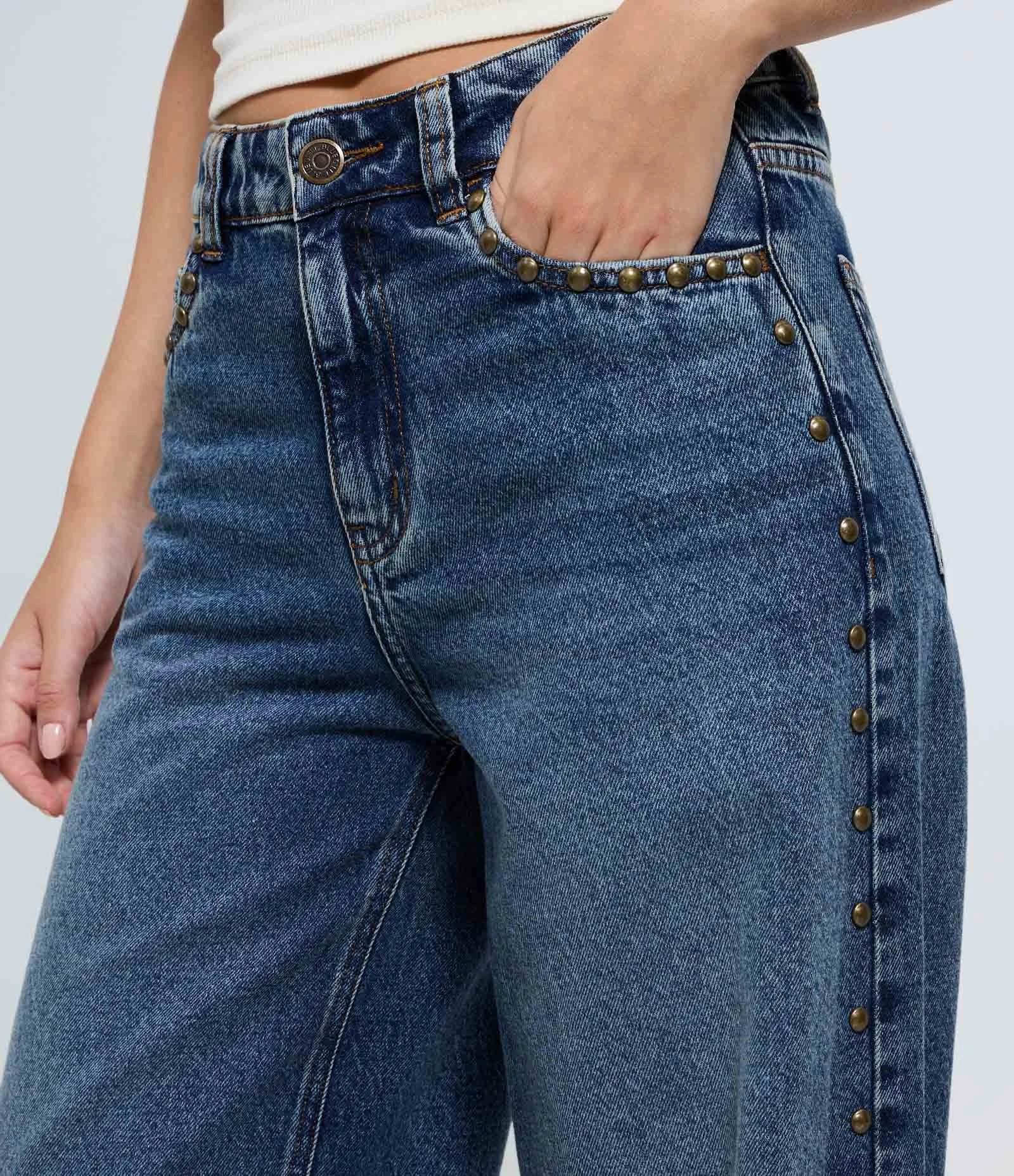 Calça Wide em Jeans com Tachas Laterais e Cintura Média Azul 4