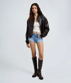 Short Micro em Jeans com Bolso Lapela