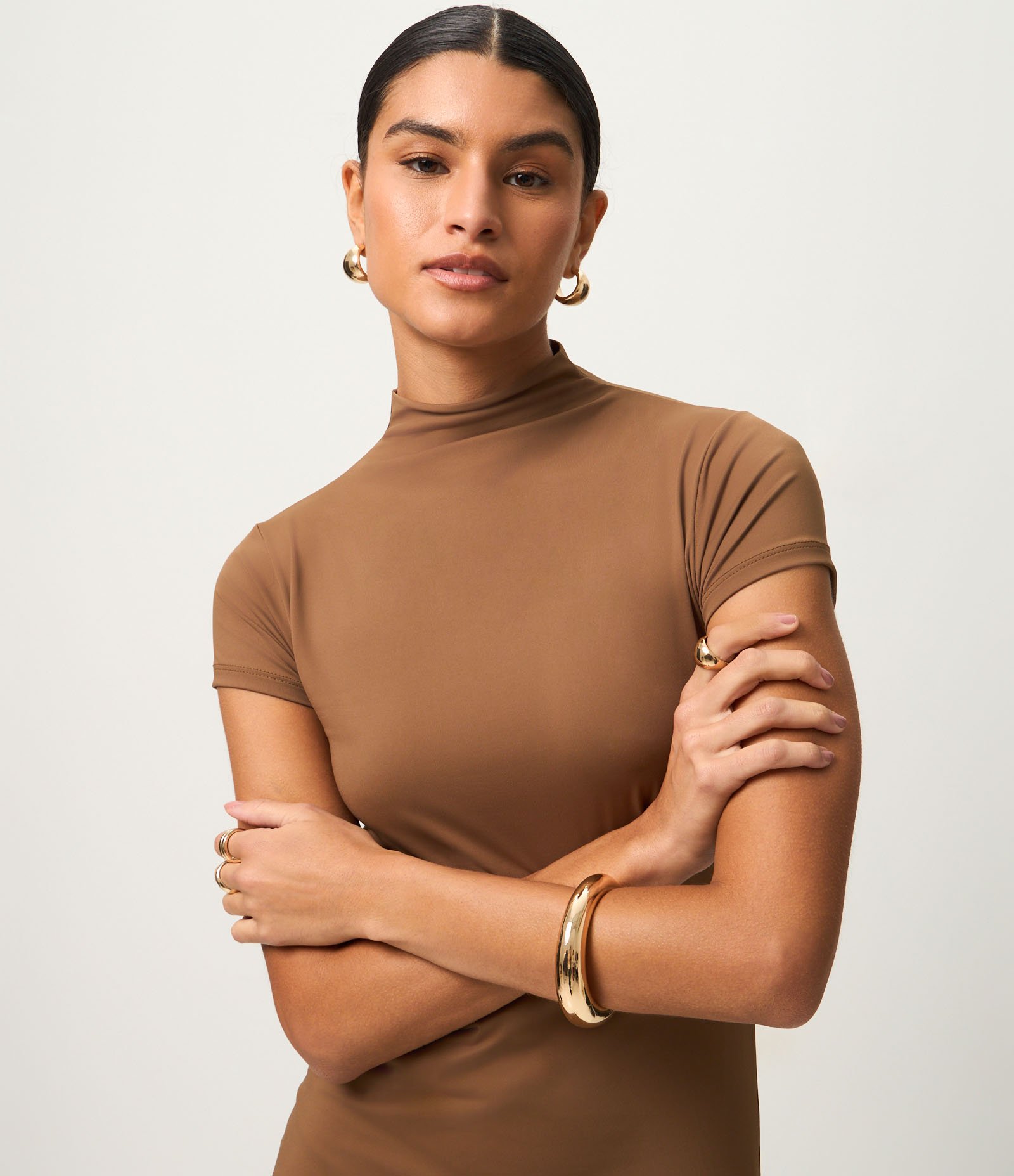 Vestido Tubinho Básico com Gola Alta e Fenda Traseira Marrom 3