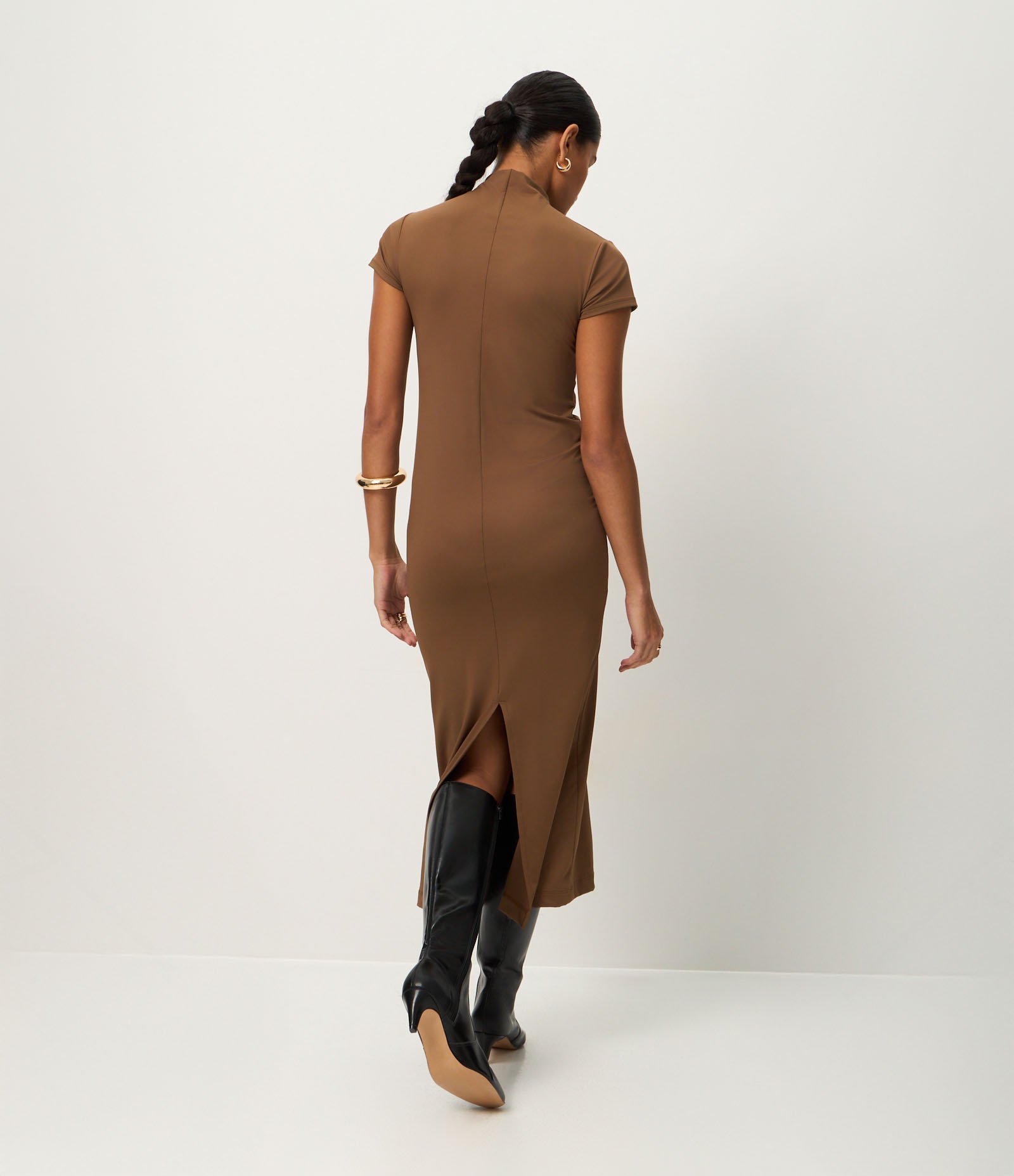 Vestido Tubinho Básico com Gola Alta e Fenda Traseira Marrom 4