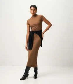 Vestido Tubinho Básico com Gola Alta e Fenda Traseira
