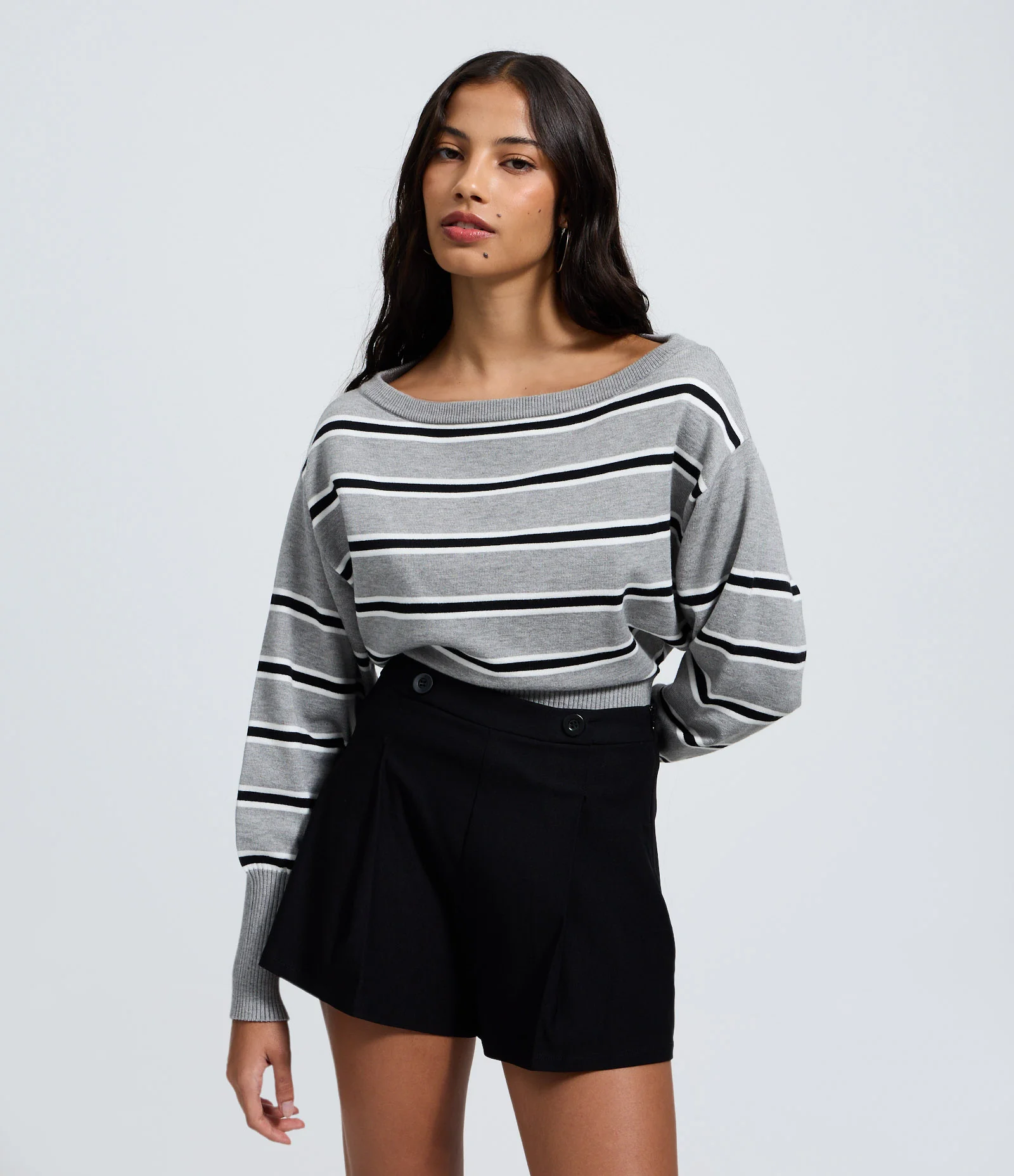 Blusa Manga Longa em Tricô Listrado com Gola Ampla Cinza 1