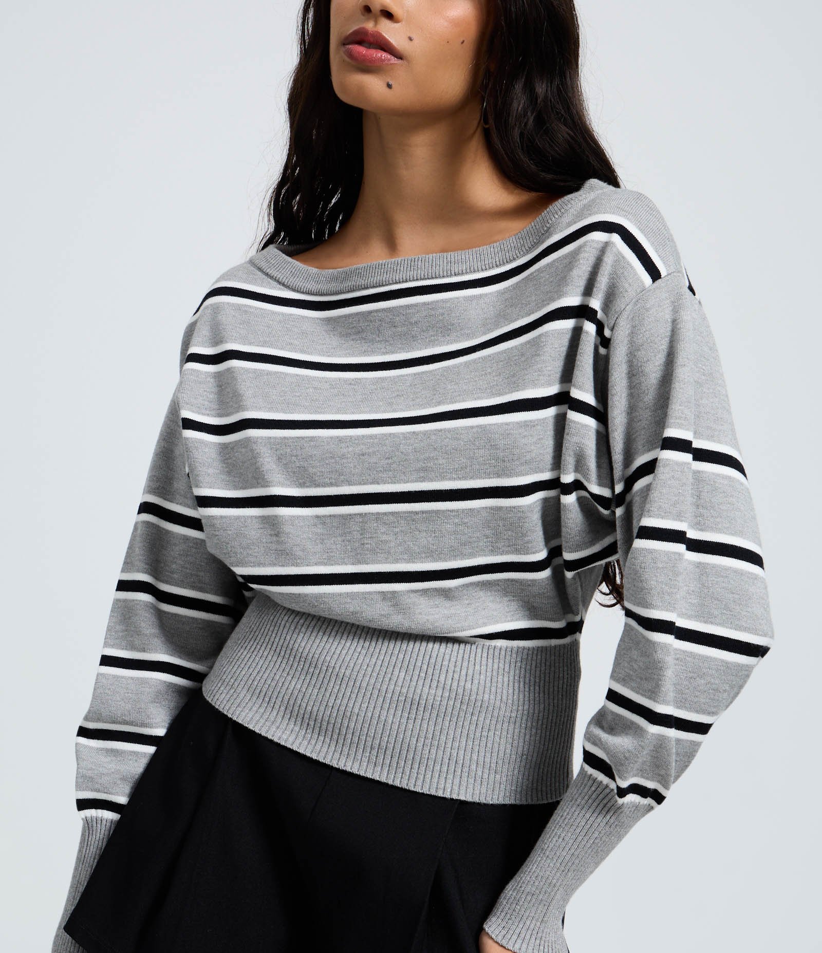 Blusa Manga Longa em Tricô Listrado com Gola Ampla Cinza 3