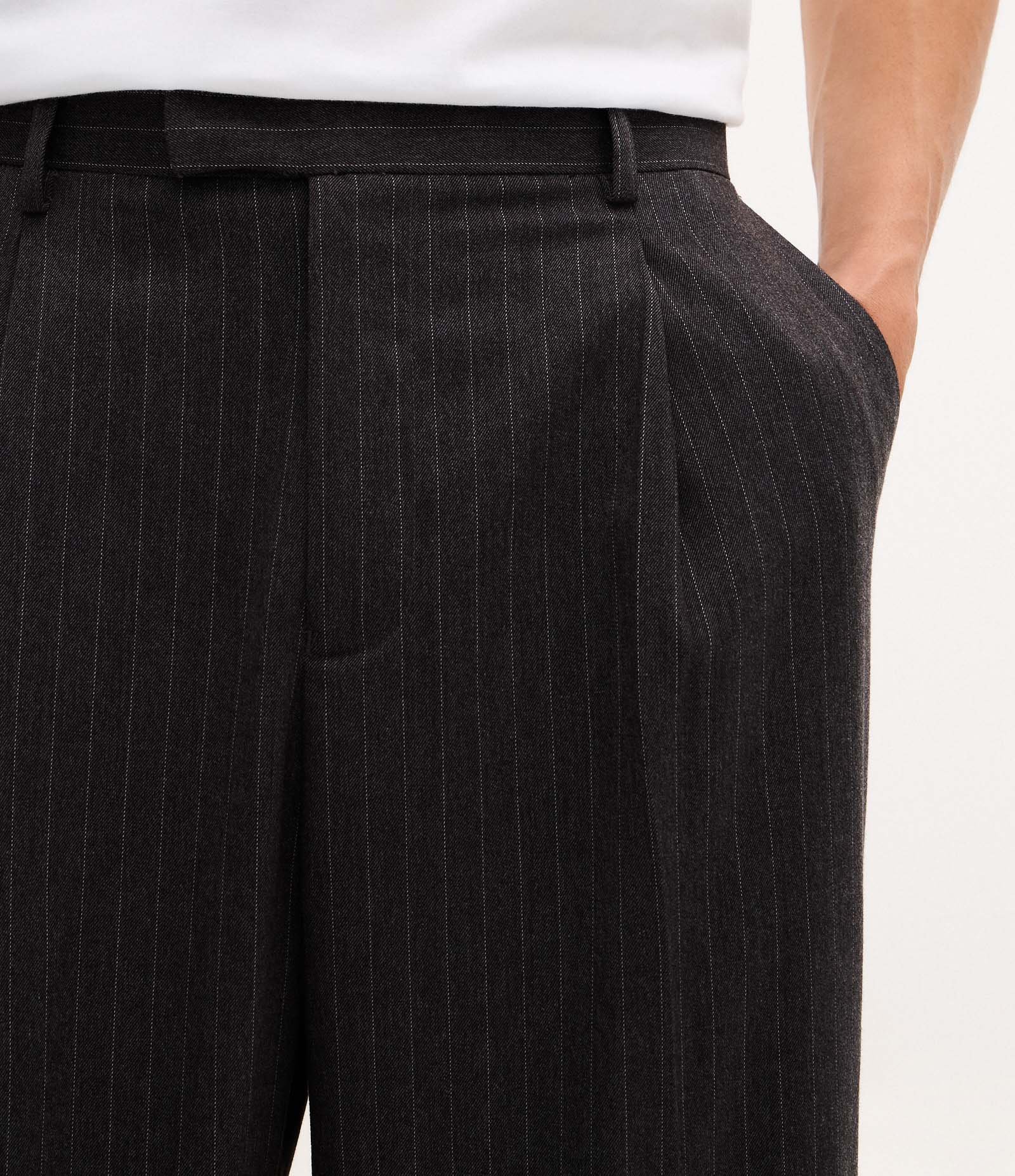 Calça Alfaiatada Wide Leg com Risca de Giz Cinza 3