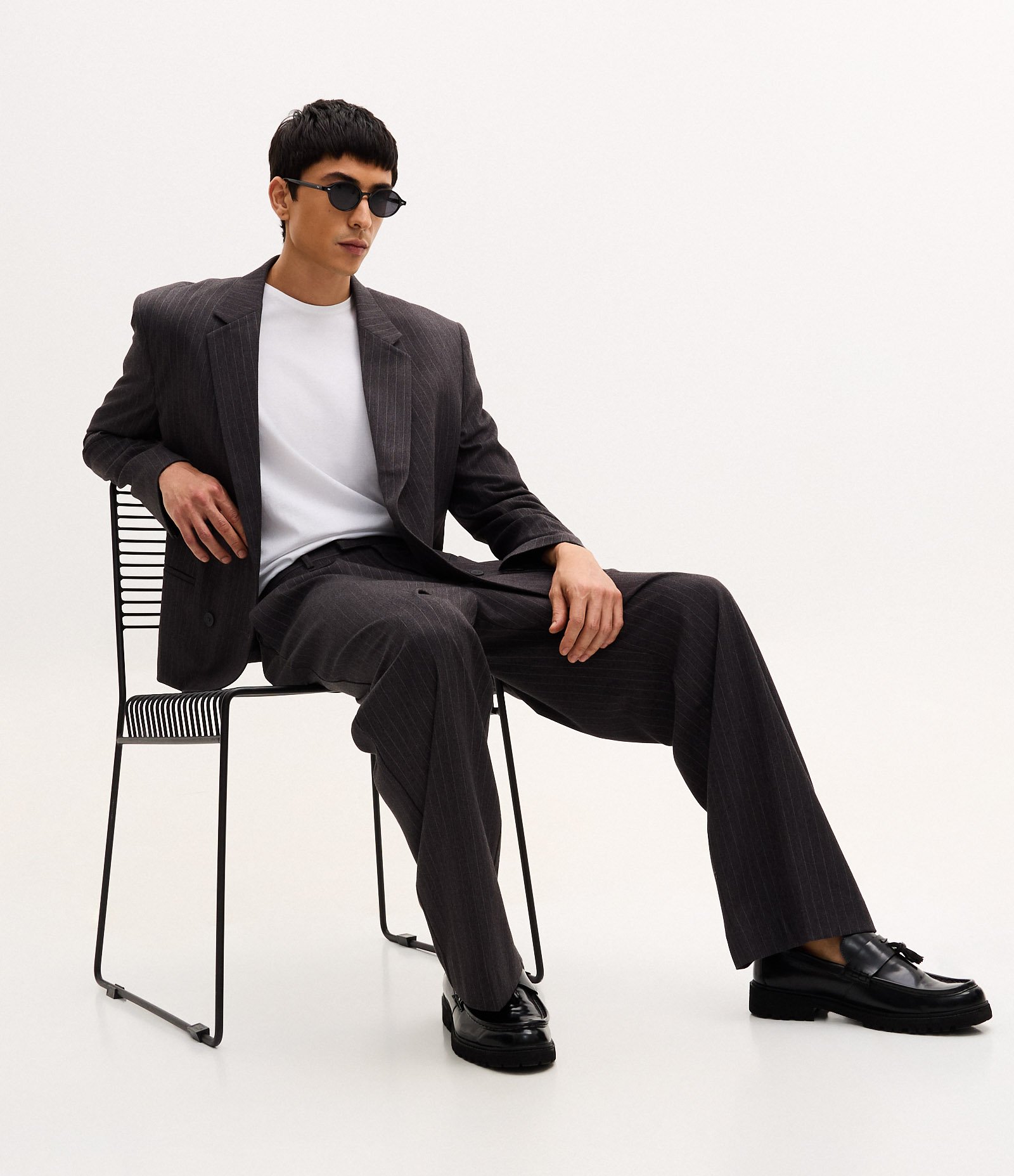 Calça Alfaiatada Wide Leg com Risca de Giz Cinza 4