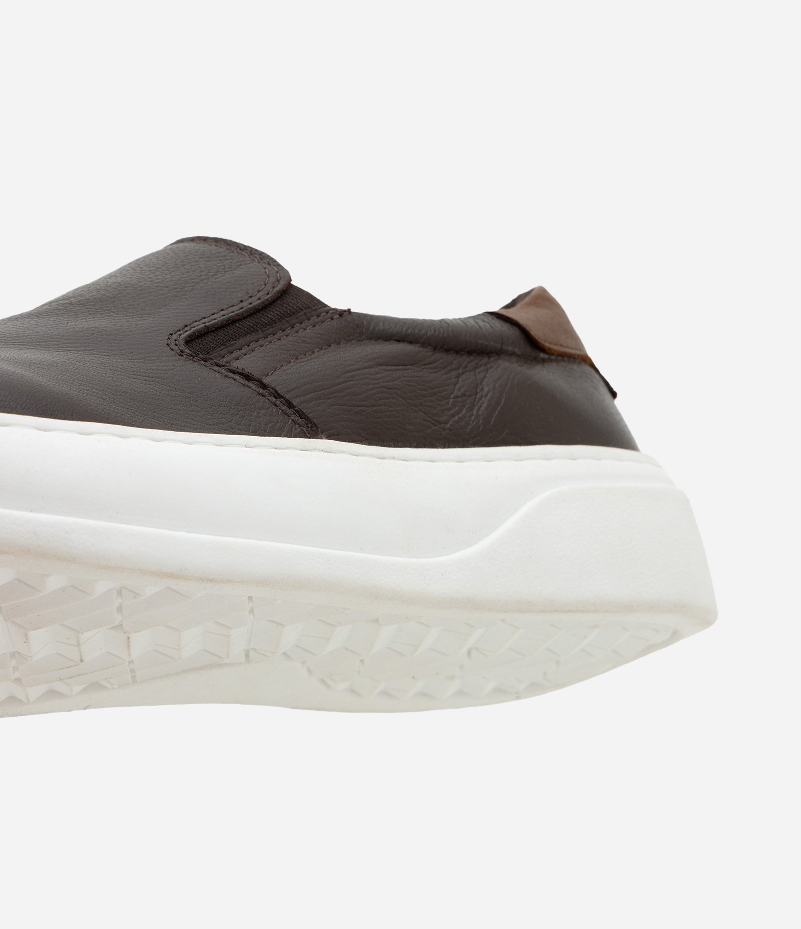 Tênis Slip On em Couro com Recortes Marrom Escuro 4