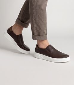 Tênis Slip On em Couro com Recortes