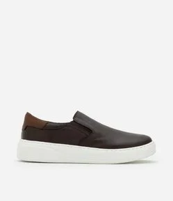 Tênis Slip On em Couro com Recortes