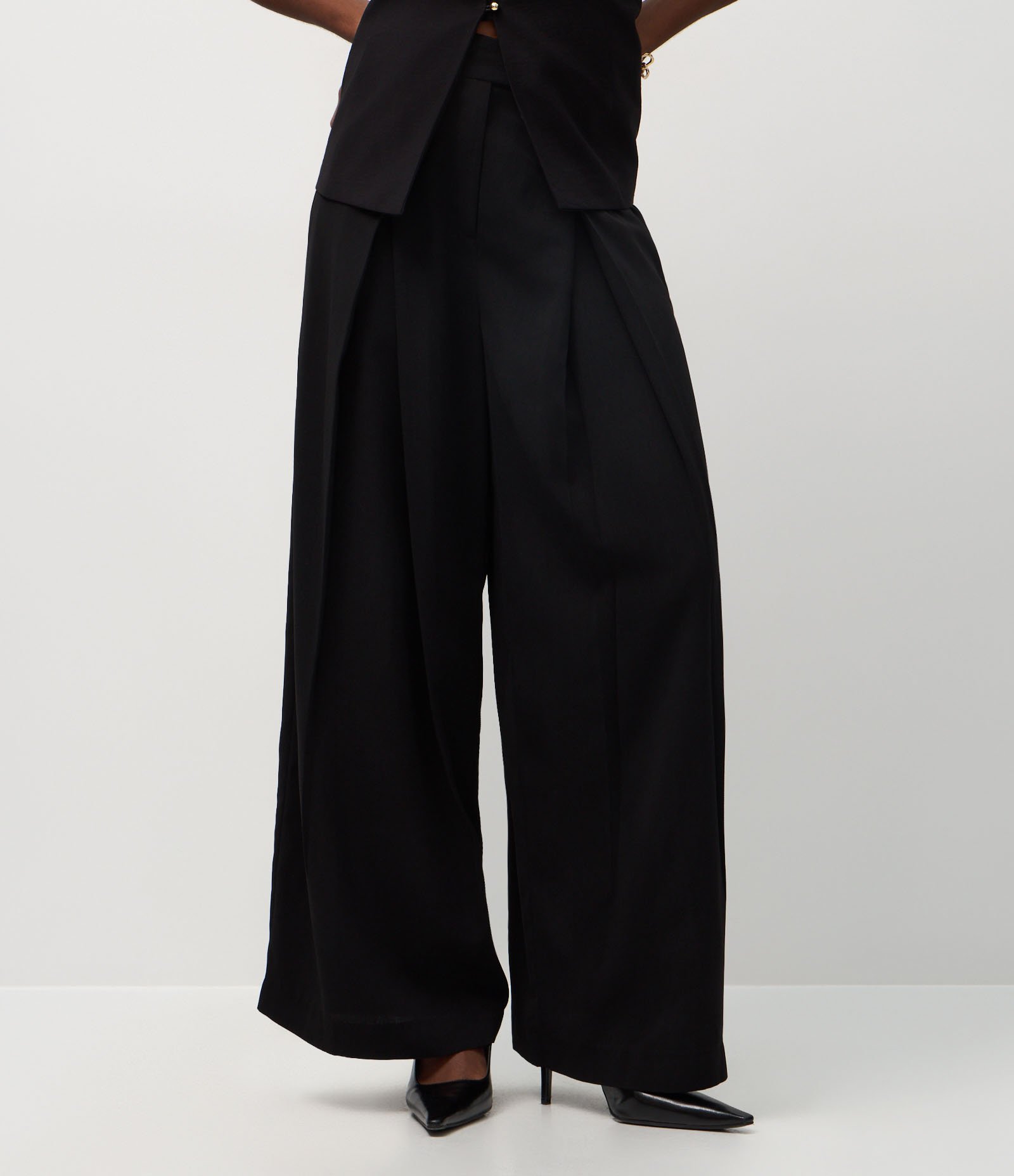 Calça Reta Alfaiatada com Pregas Frontais Preto 3