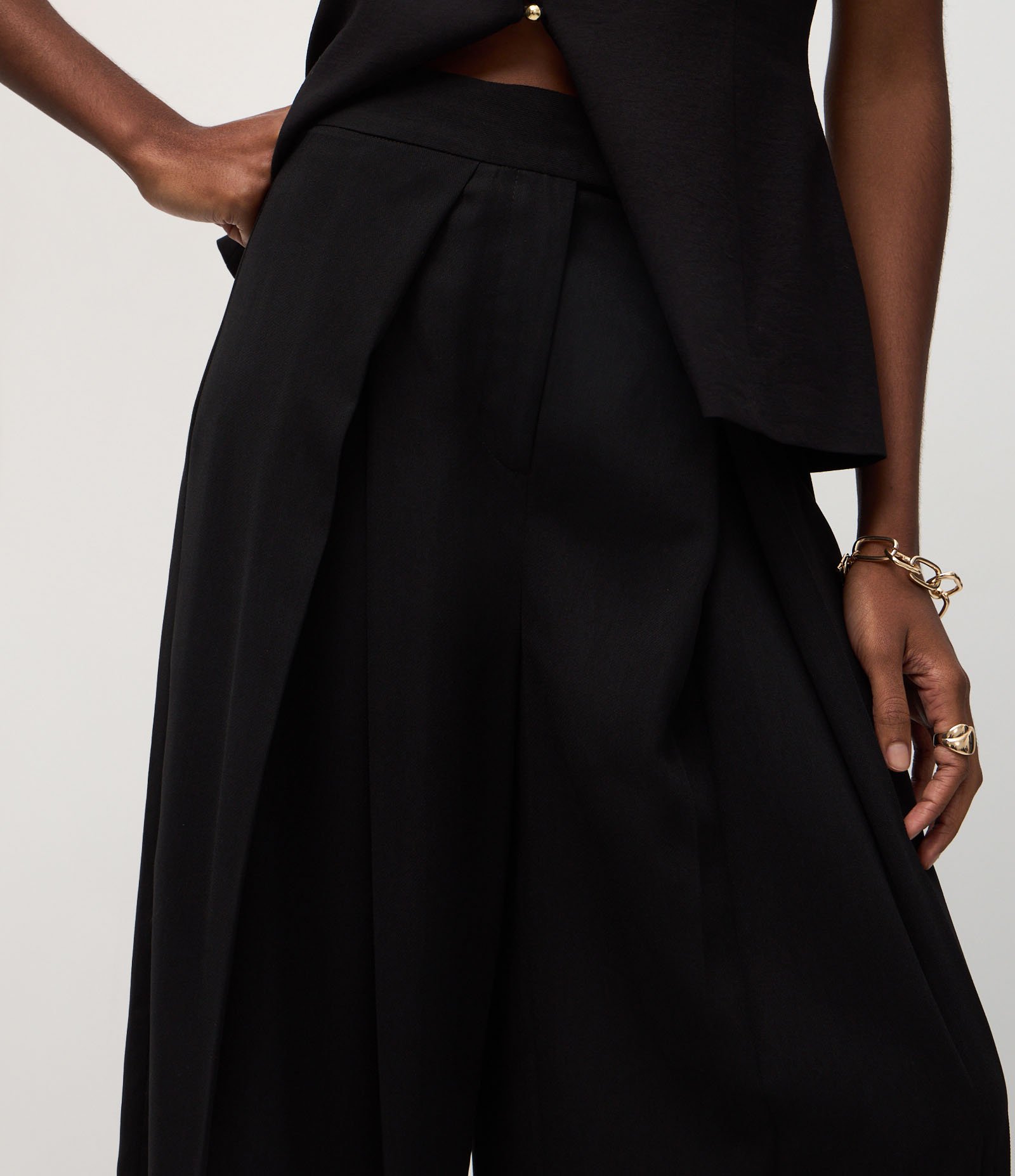 Calça Reta Alfaiatada com Pregas Frontais Preto 4