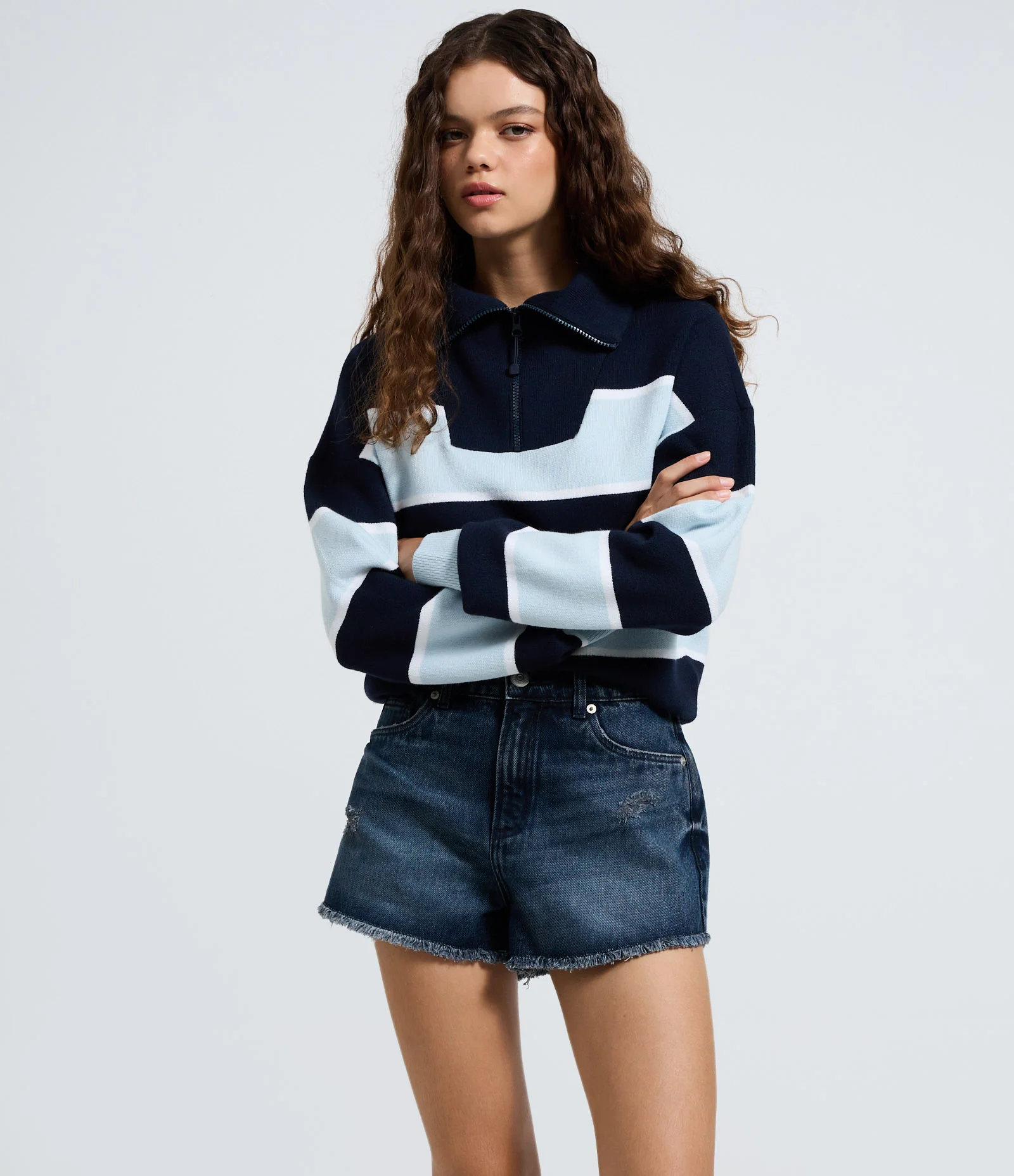 Short Slim Cintura Médio em Jeans com Barra Desfiada Azul Escuro 2