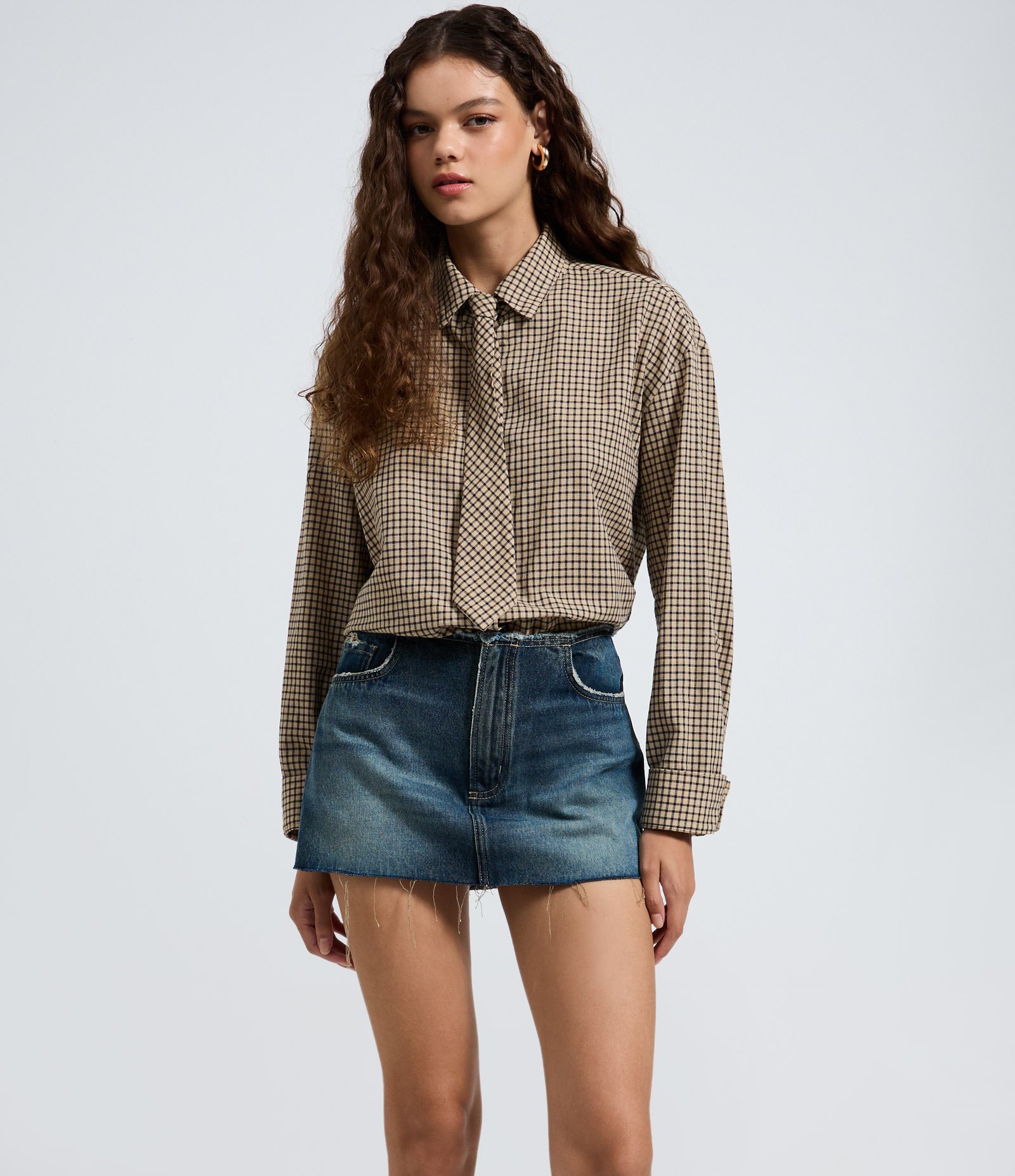 Minissaia em Jeans com Barra Desfiada e Detalhes Destroyed Azul Escuro 2