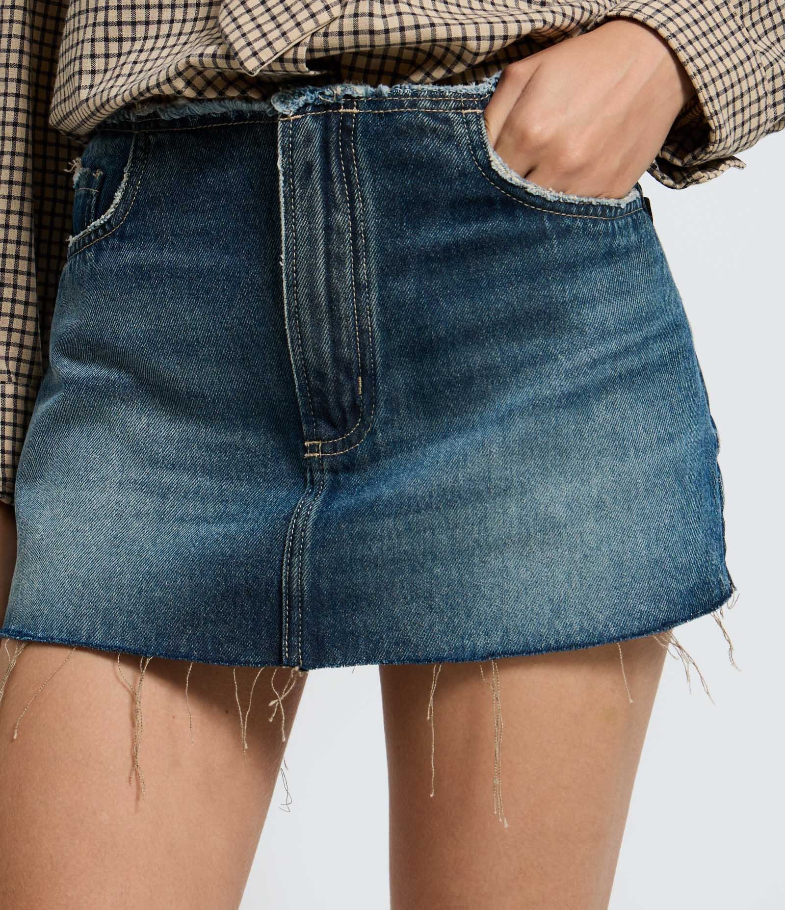 Minissaia em Jeans com Barra Desfiada e Detalhes Destroyed Azul Escuro 4