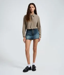 Minissaia em Jeans com Barra Desfiada e Detalhes Destroyed
