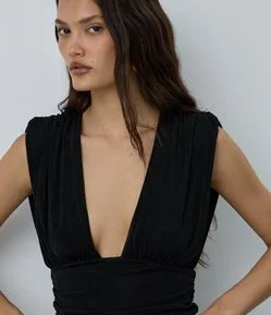 Blusa em Ribana Brilhosa com Decote Profundo e Ombreira