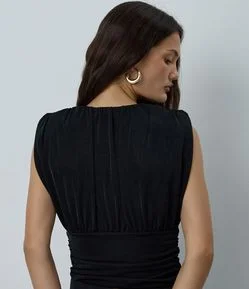 Blusa em Ribana com Decote Profundo e Ombreira