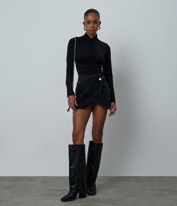 Short Saia em Jeans com Cintura Alta e Sobreposição