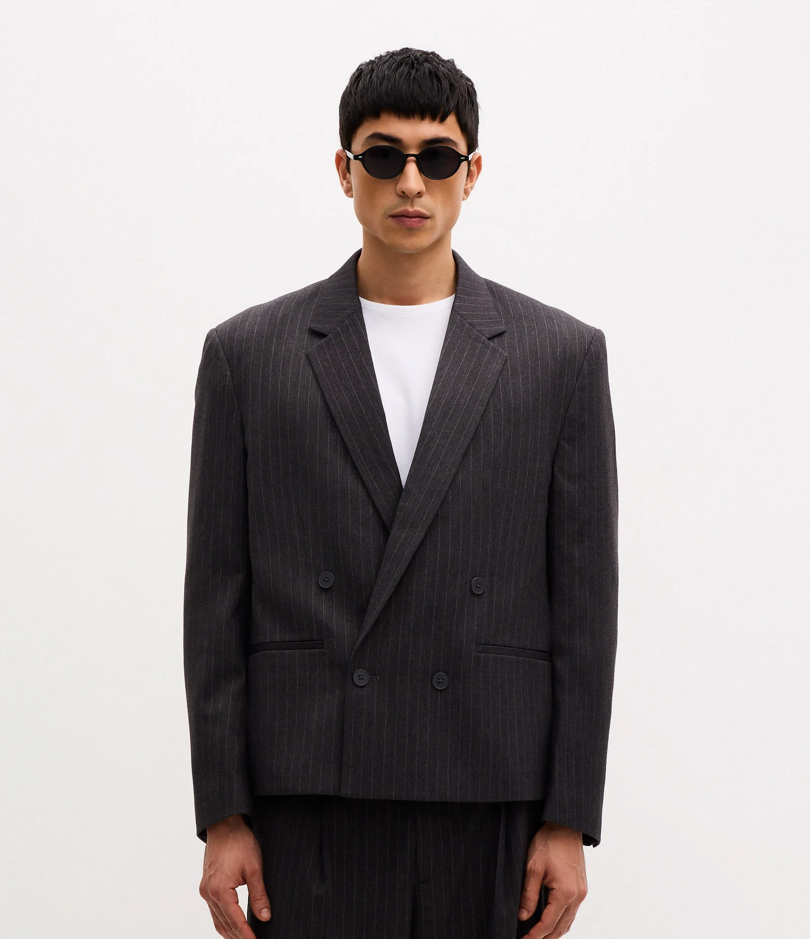 Blazer Boxy  em Viscose Alfaiatado Risca de Giz Cinza 1