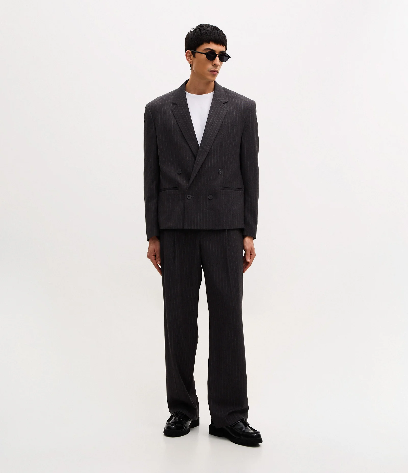 Blazer Boxy  em Viscose Alfaiatado Risca de Giz Cinza 2