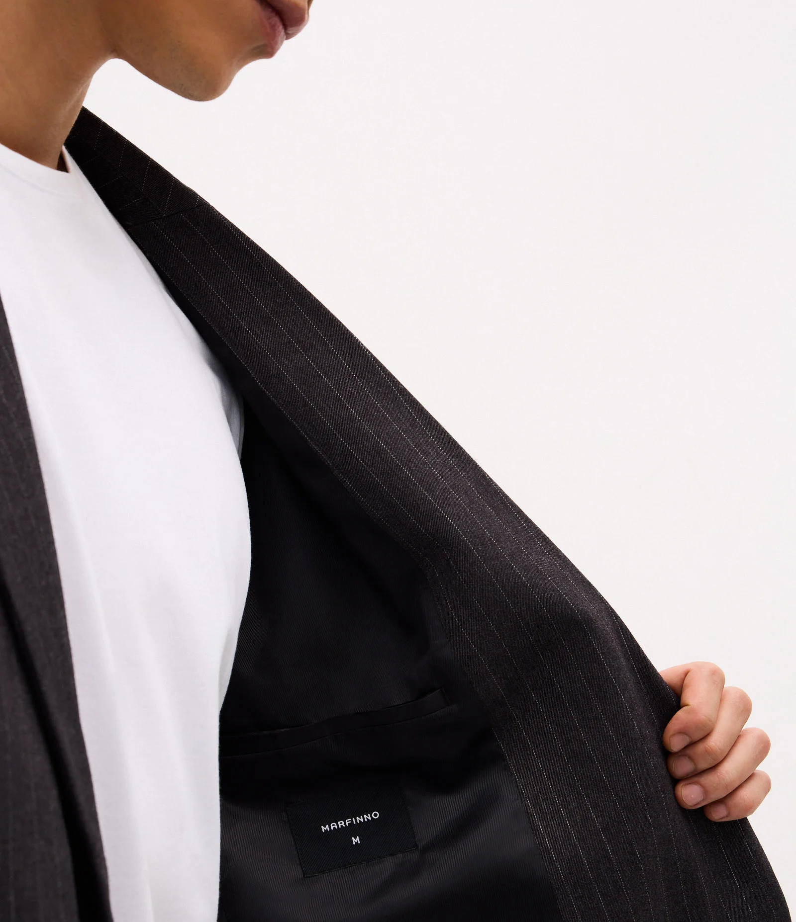 Blazer Boxy  em Viscose Alfaiatado Risca de Giz Cinza 3