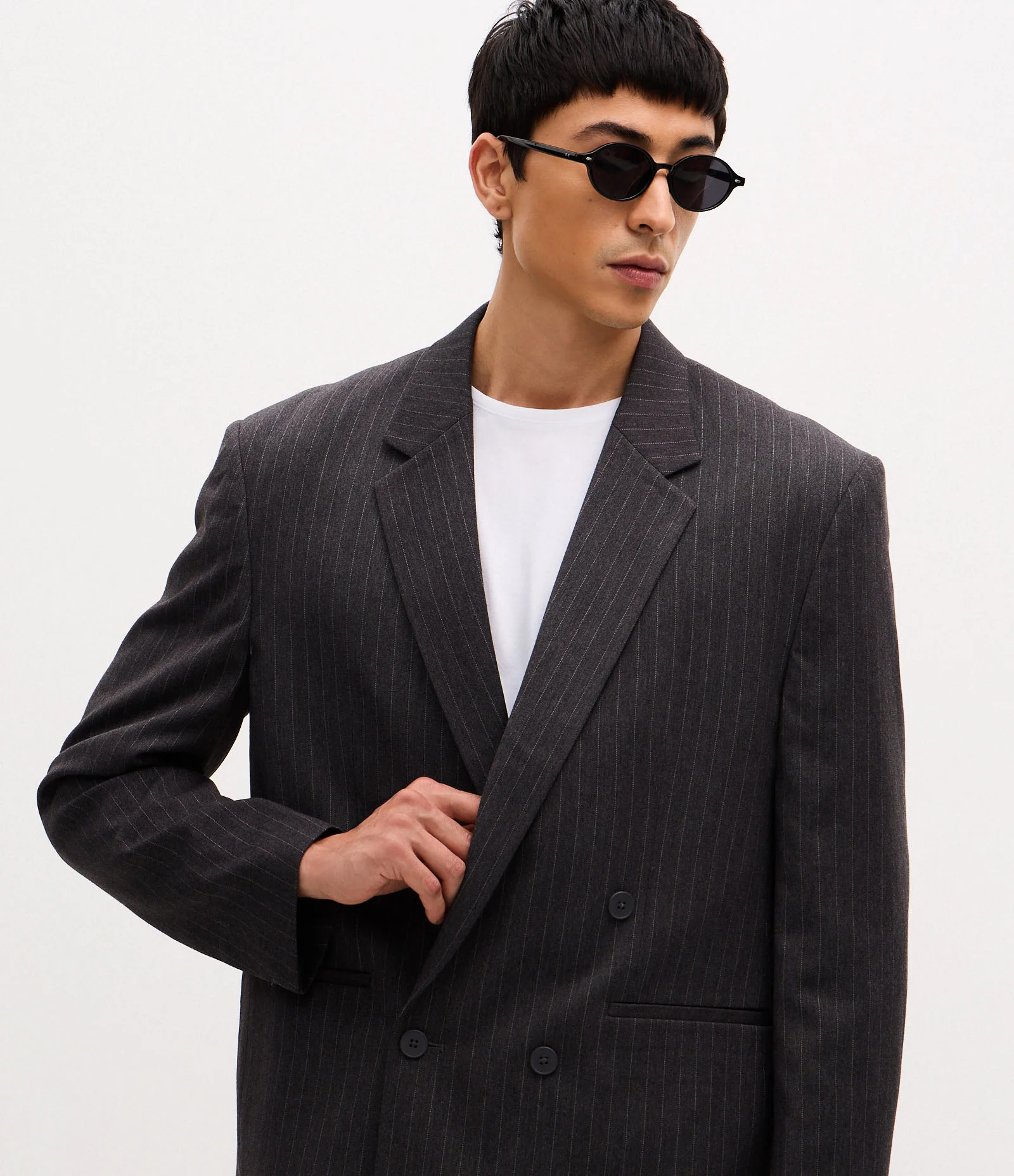 Blazer Boxy  em Viscose Alfaiatado Risca de Giz Cinza 4