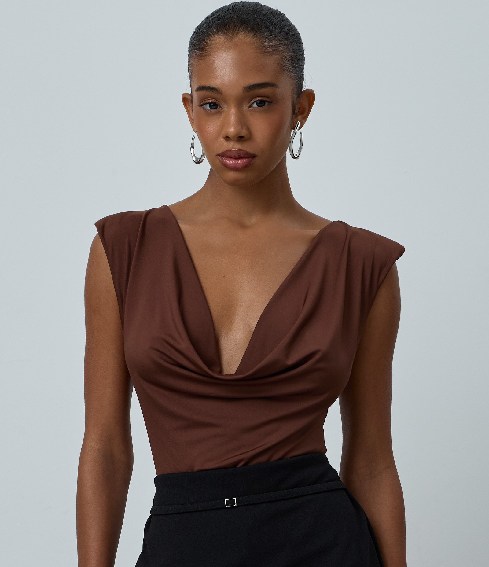 Body em Microfibra com Decote Degagê e Ombreira Marrom 3