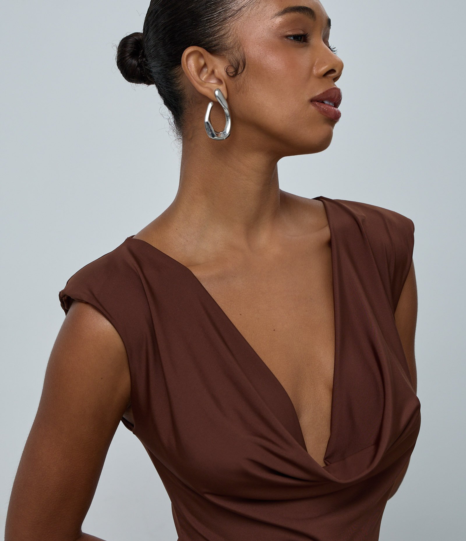 Body em Microfibra com Decote Degagê e Ombreira Marrom 4