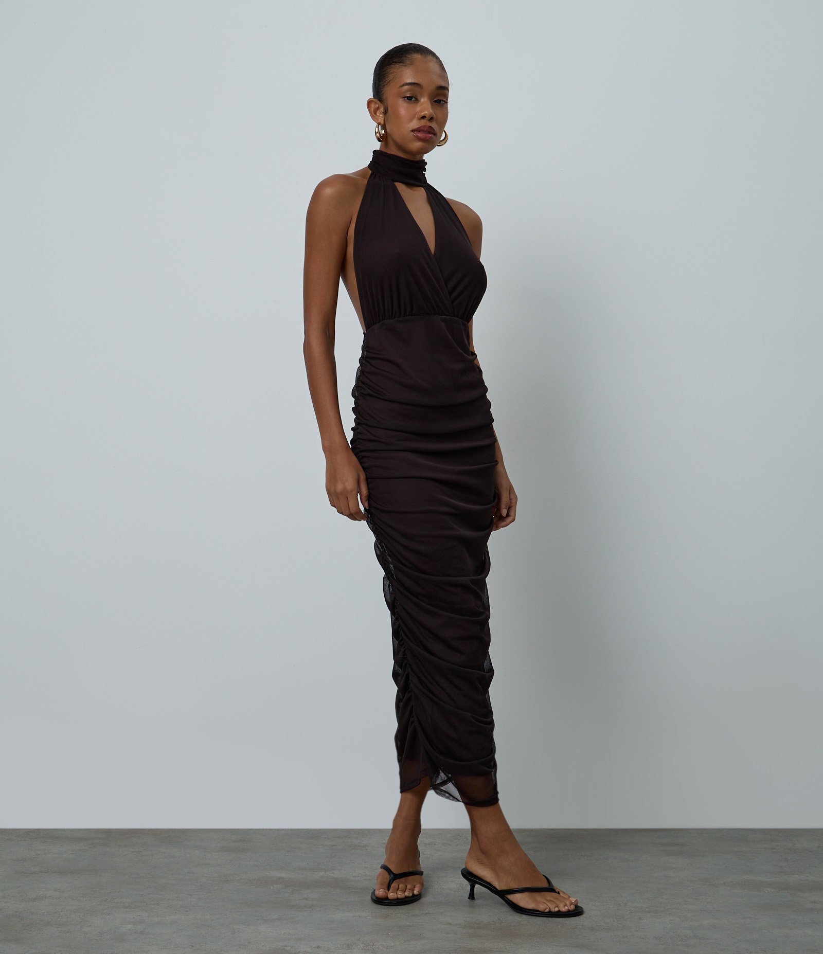 Vestido Midi Halter em Tule com Decote Transpassado Marrom 1