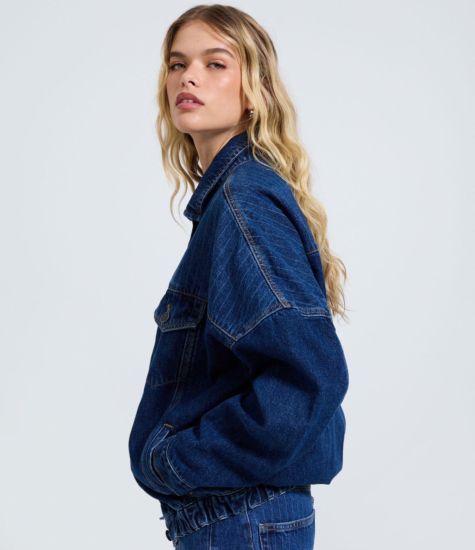 Jaqueta Oversized em Jeans com Detalhe de Risca de Giz Azul 4