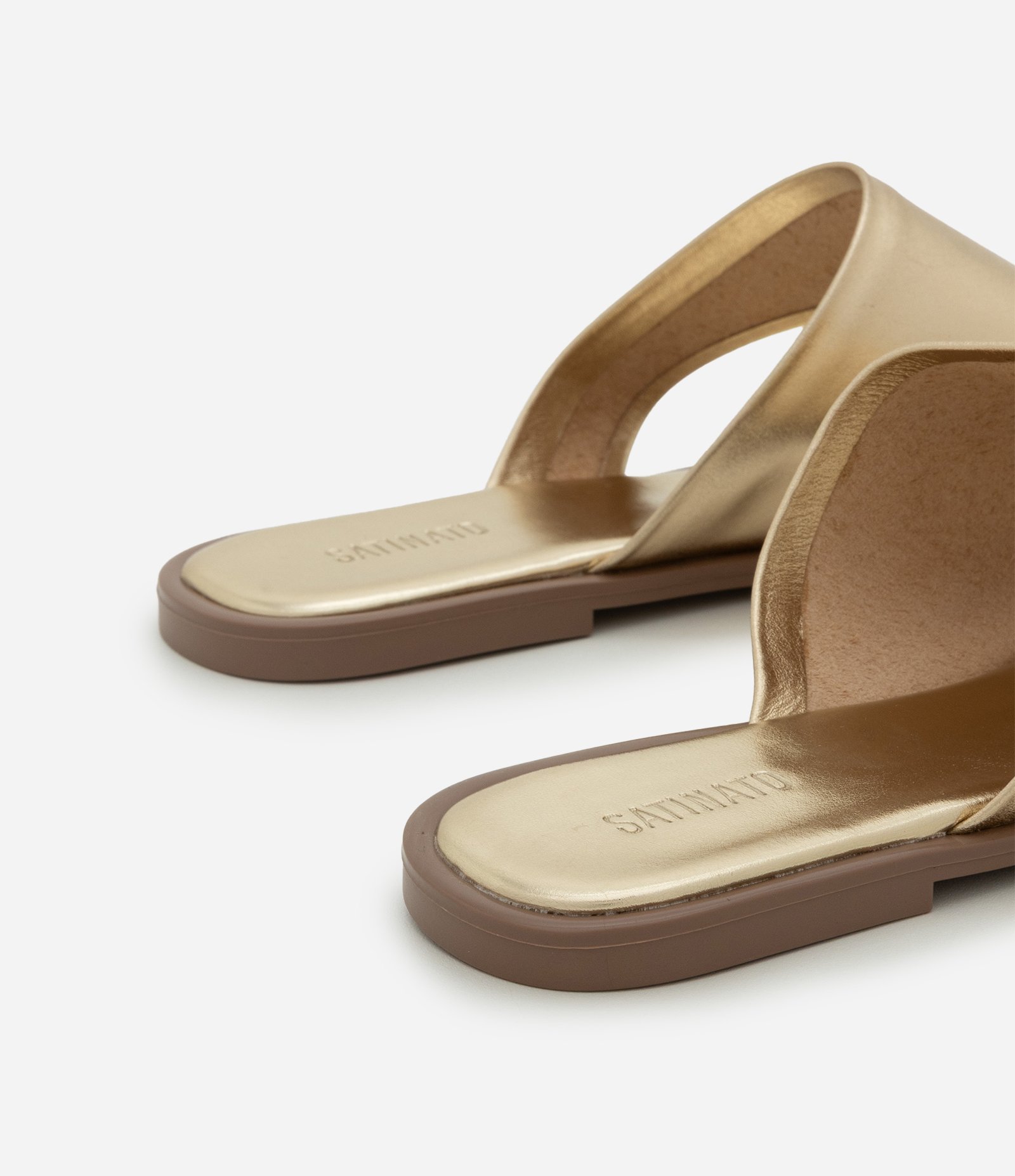 Sandália Rasteirinha Mule em Couro com Cabedal Largo Dourado 4