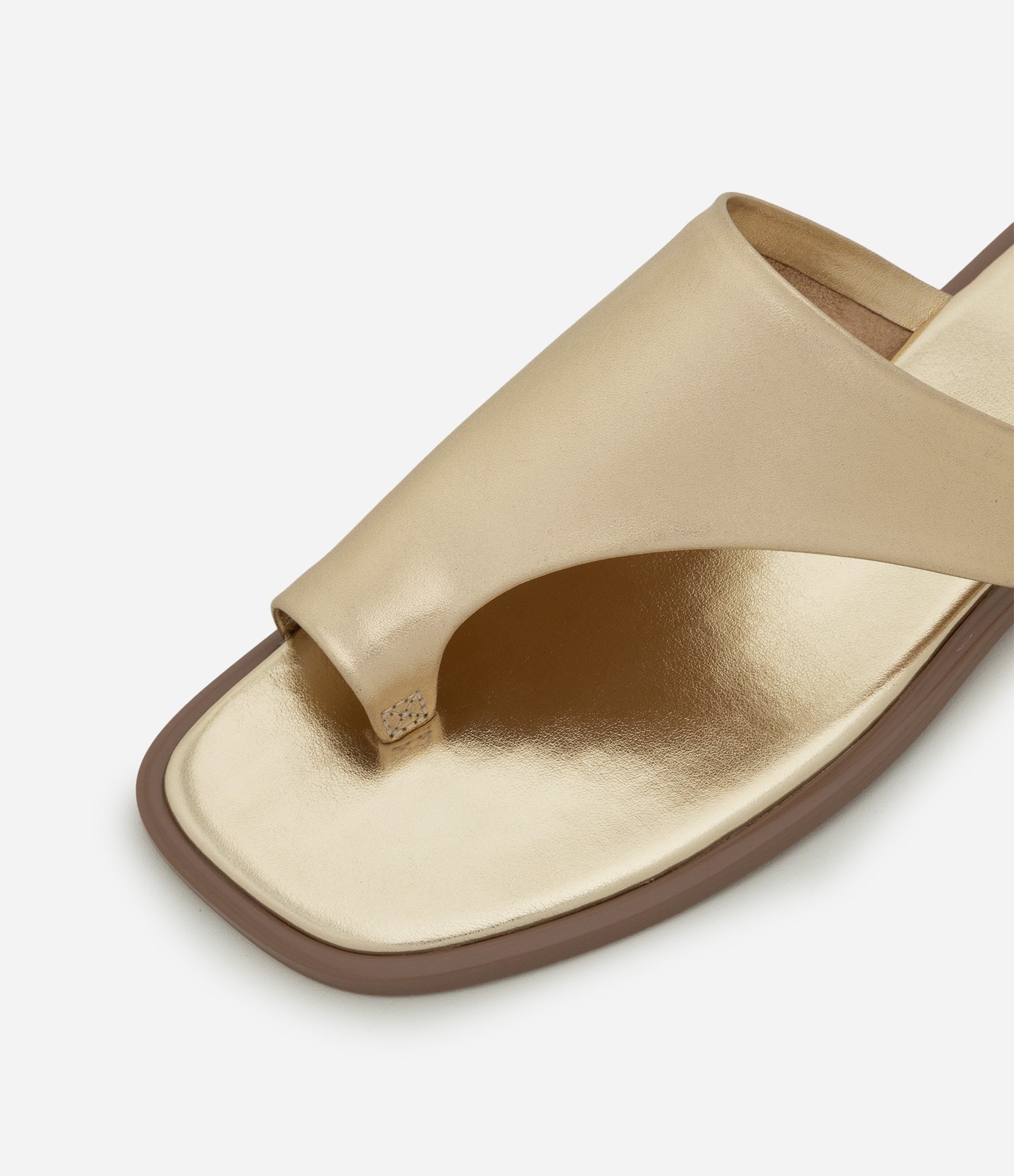 Sandália Rasteirinha Mule em Couro com Cabedal Largo Dourado 5