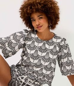 Blusa Boxy Curta em Laise com Barra Ondulada e Bordado Geométrico