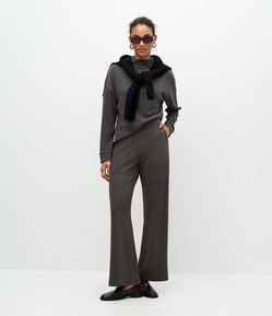 Calça Reta em Anarruga com Cós Elástico e Bolsos Laterais