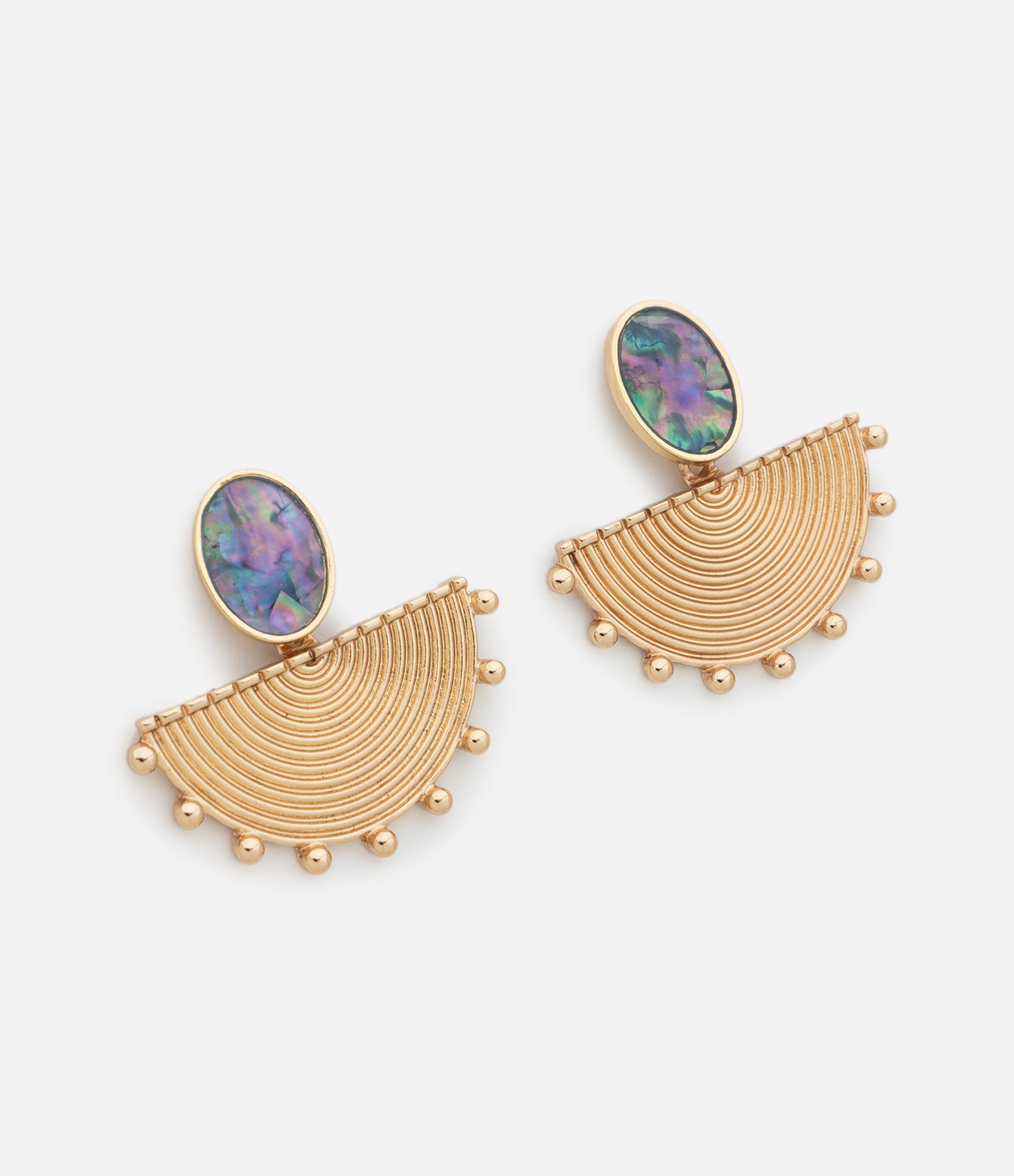 Brinco Metalizado com Formato de Leque e Base Oval Dourado 1