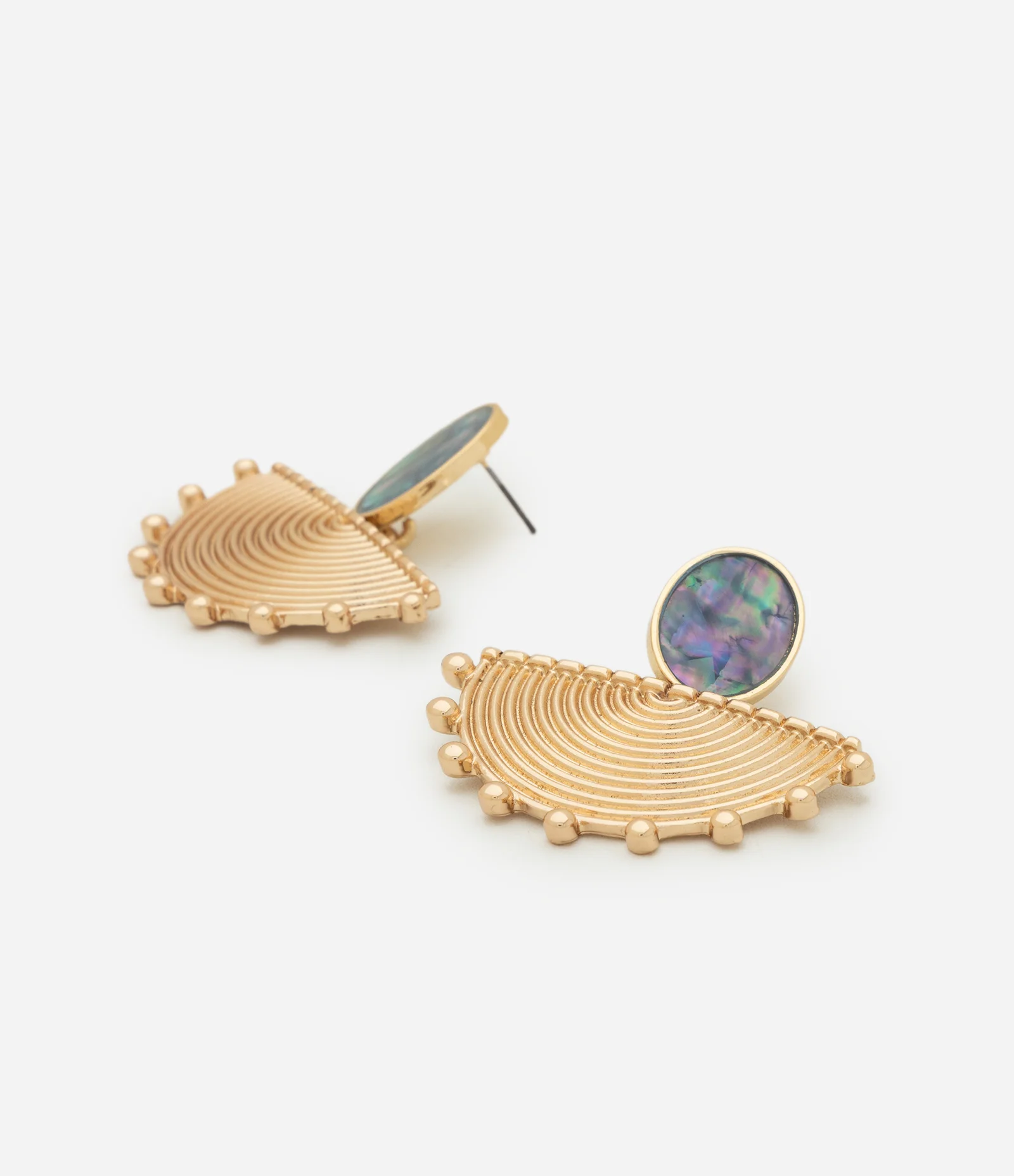 Brinco Metalizado com Formato de Leque e Base Oval Dourado 2