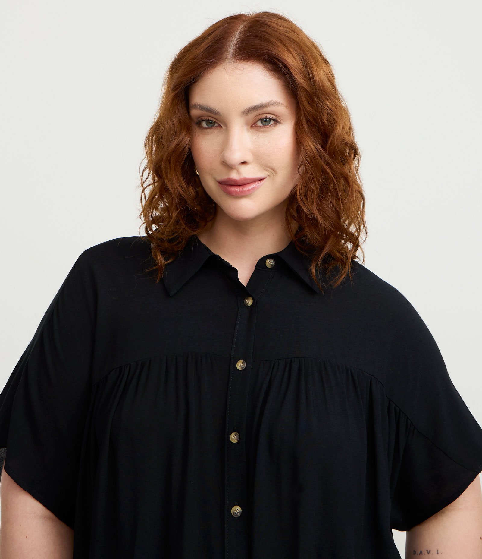 Camisa em Flamê com Pregas e Botões Tartaruga Curve & Plus Size Preto 3
