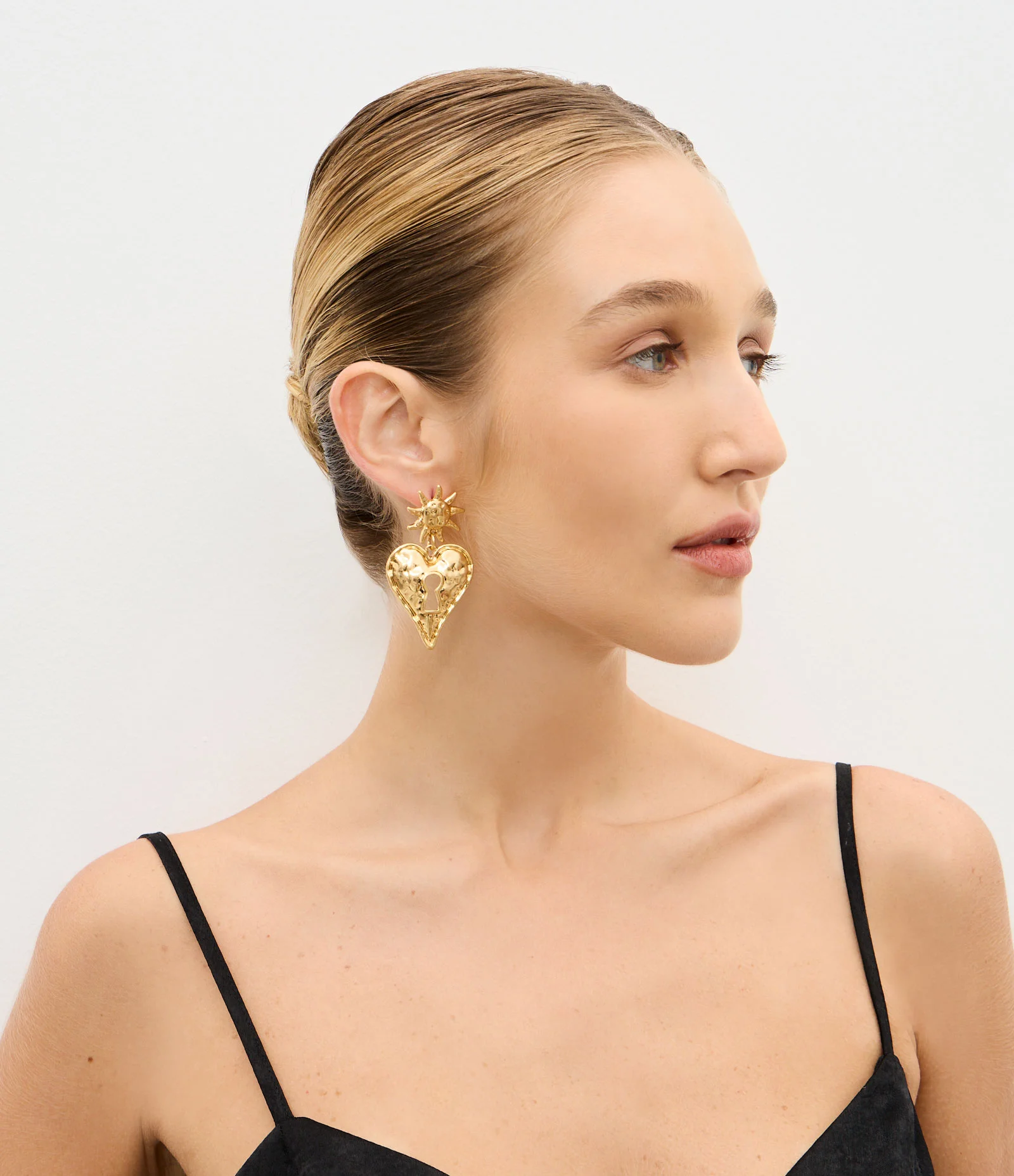 Brinco Médio em Metal com Pingente de Sol e Olho Dourado 1