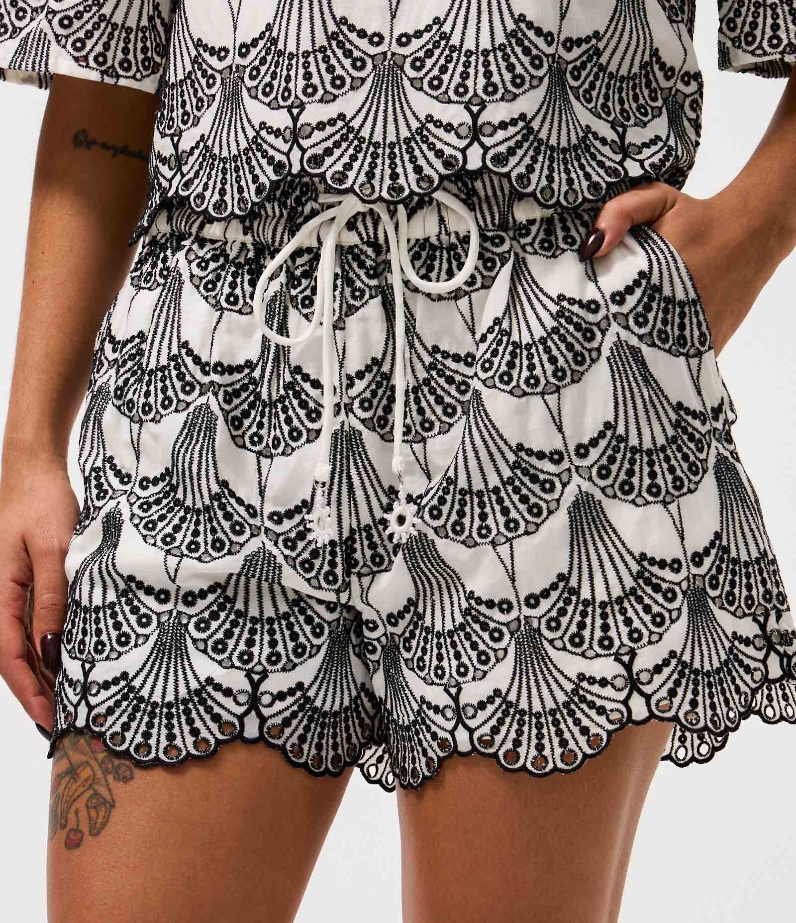 Short Runner em Laise com Barra Ondulada e Bordado Geométrico Off White 3
