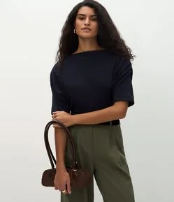 Blusa Texturizada com Pregas nos Ombros
