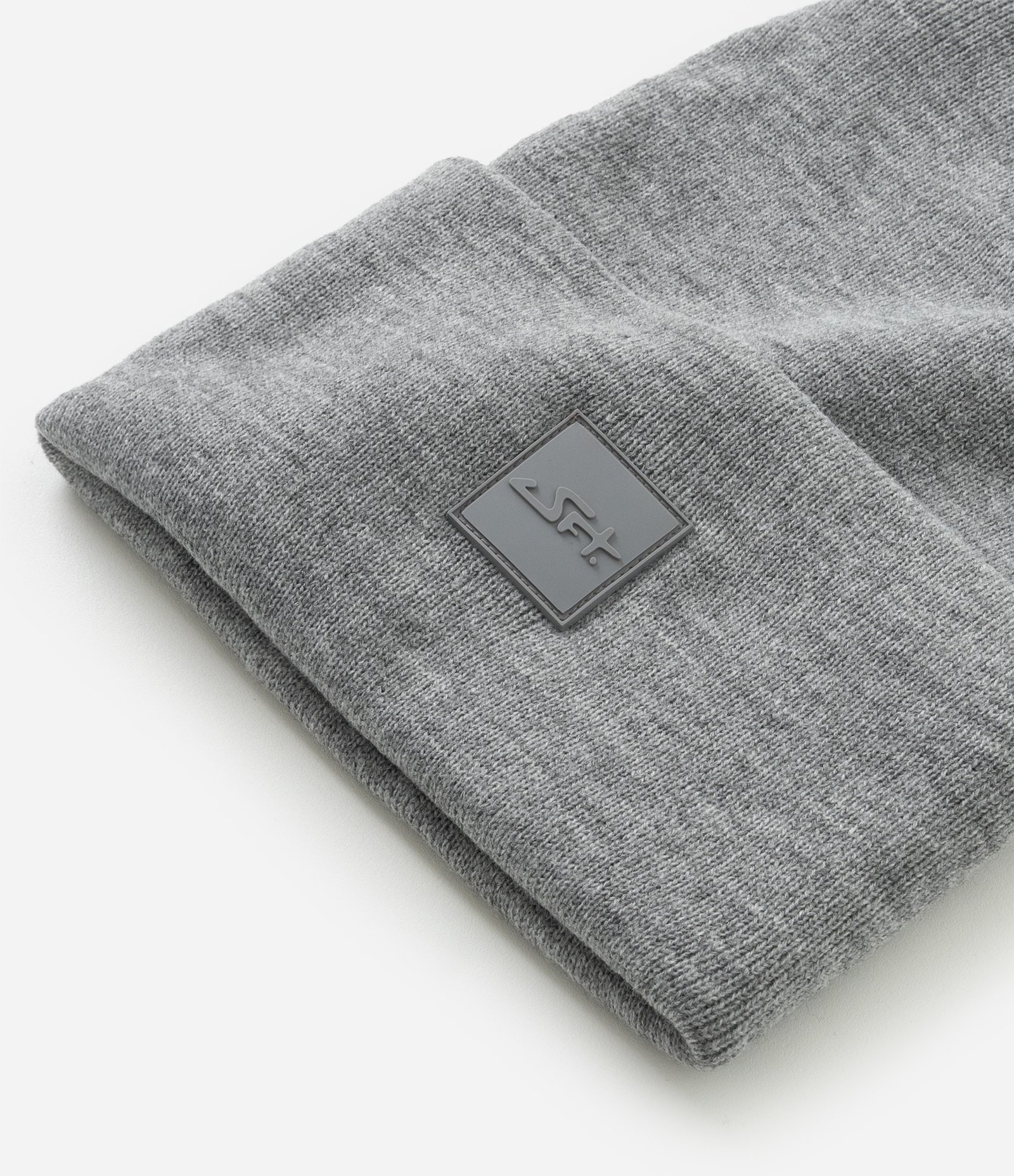 Gorro em Efeito Tricô Liso com Etiqueta Emborrachada Cinza 2